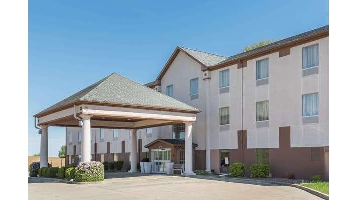 Seasons Inn & Suites Highland (Former - Baymont by Wyndham Highland)