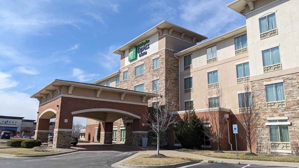 Holiday Inn Express & Suites Overland Park