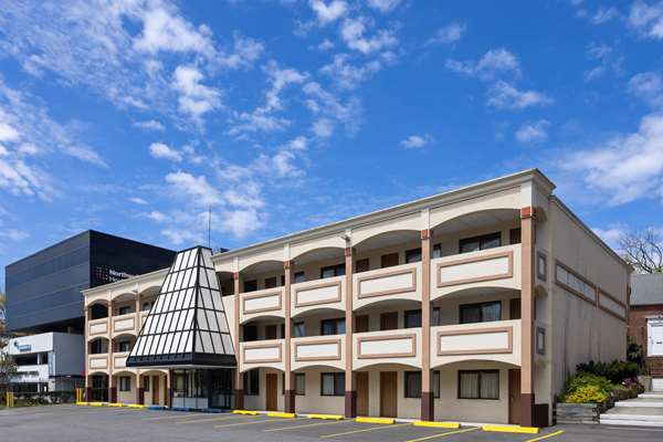 Travelodge by Wyndham Manhasset