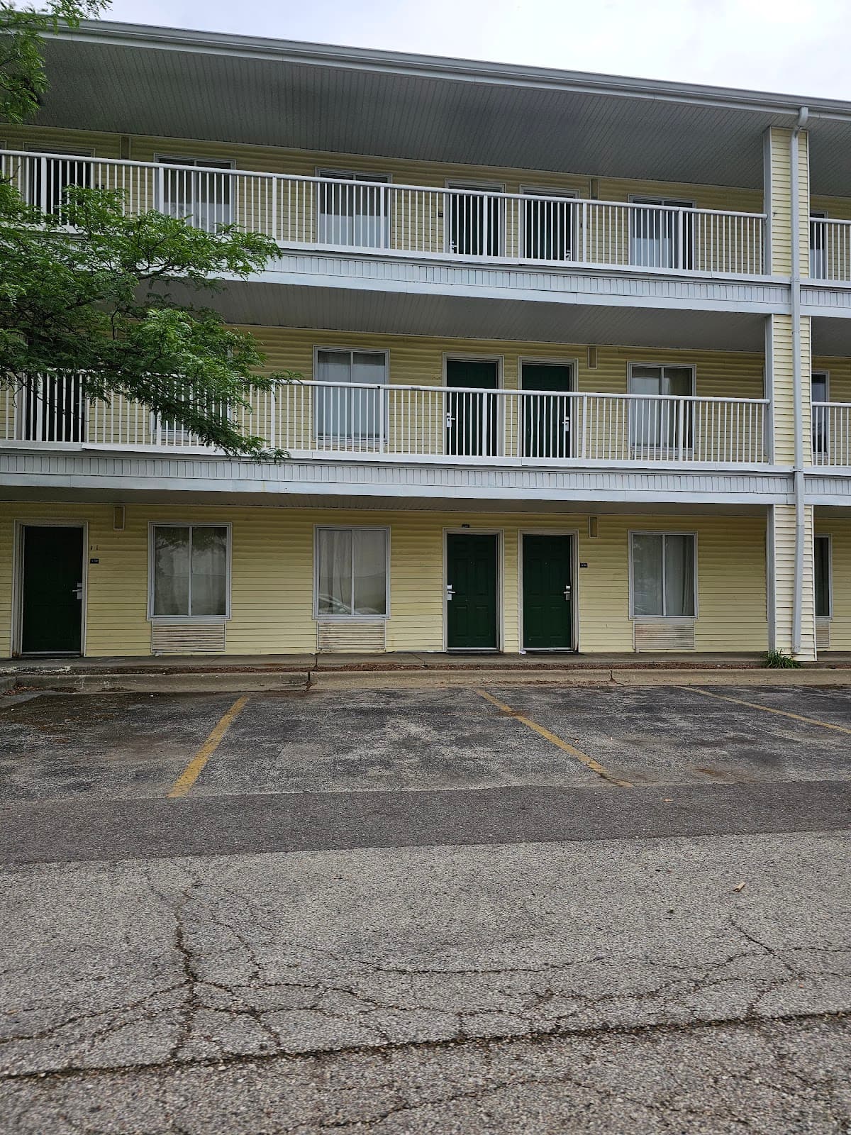 HomeTowne Studios Chicago - Waukegan