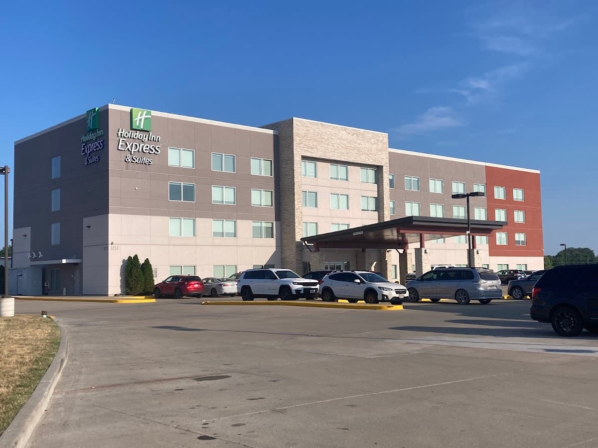 Holiday Inn Express & Suites Kingdom City, an IHG Hotel