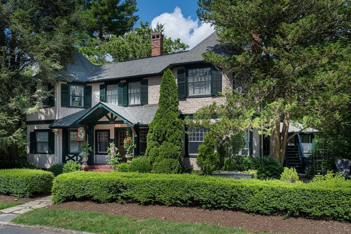 Pinecrest Bed & Breakfast