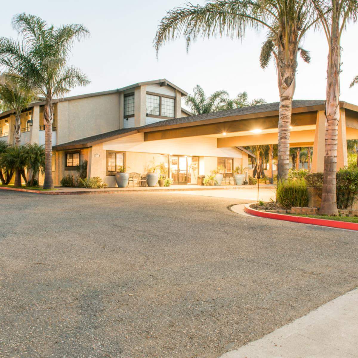 O'Cairns Inn & Suites