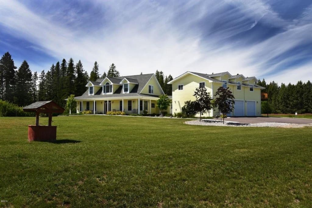 Glacier View Farmhouse and Guest House