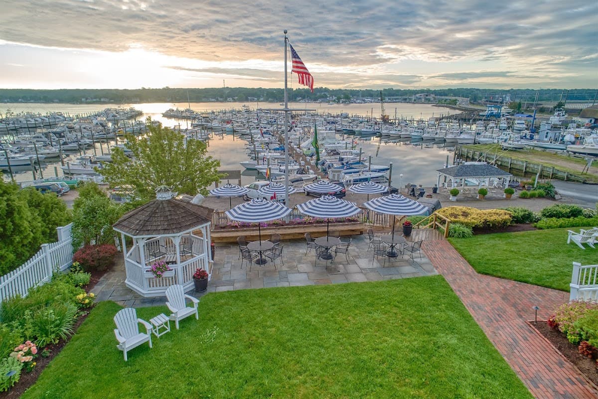 Inn at Harbor Hill Marina