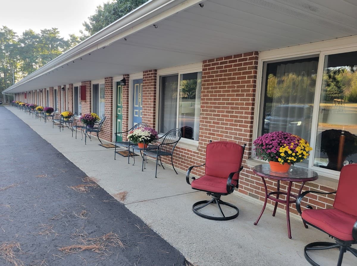 Crossroads Motel & Cabins