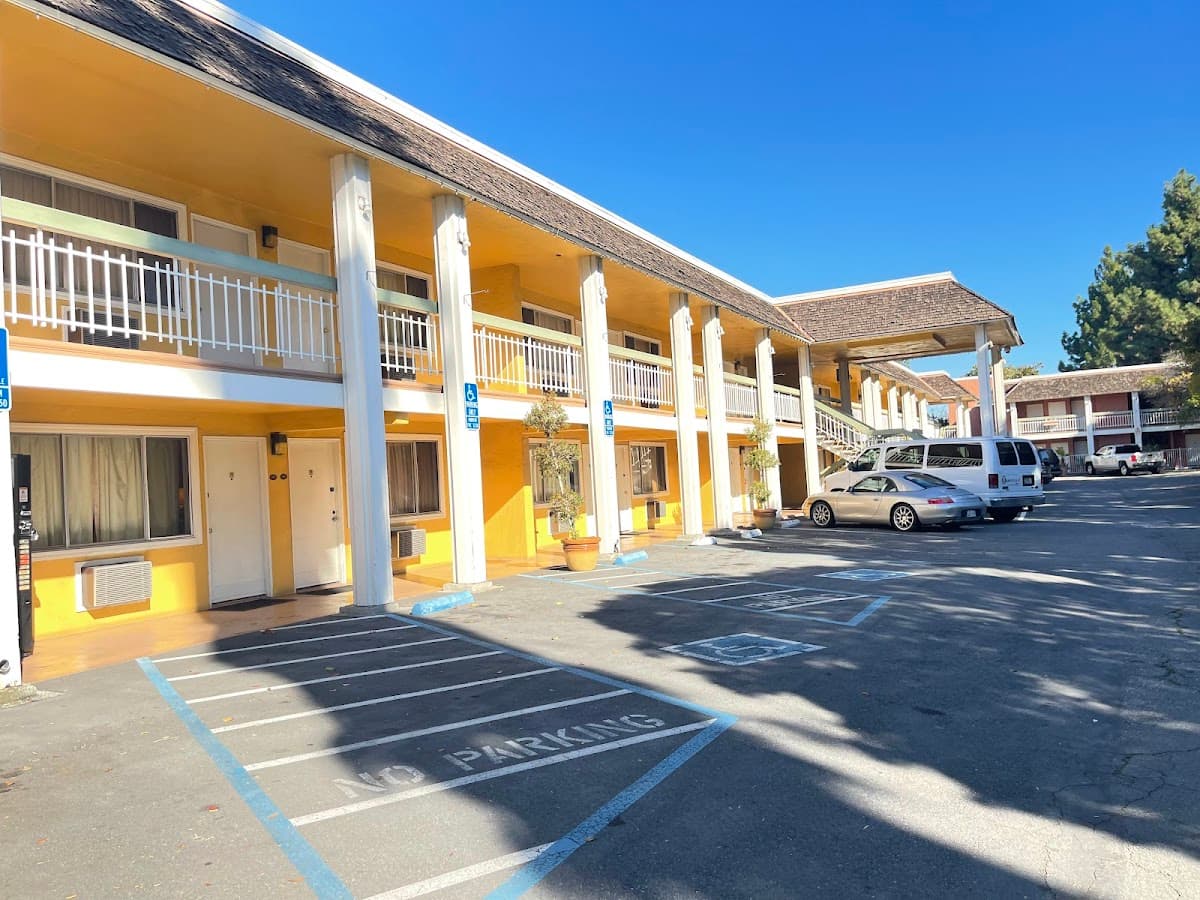 Caravelle Inn & Suites W&E