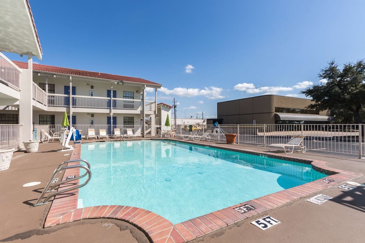 Motel 6 Dallas, TX - Farmers Branch