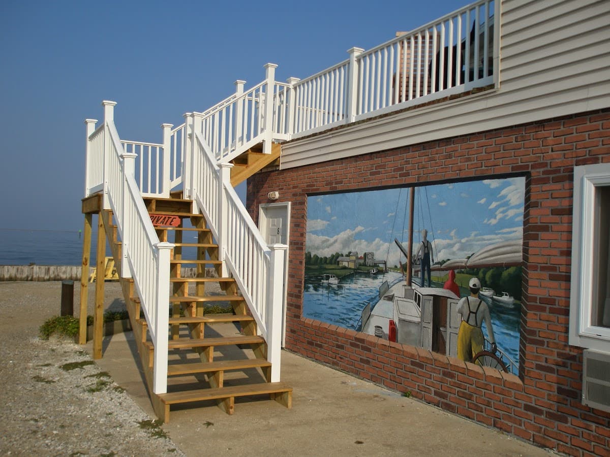 Lowes Wharf Marina Inn