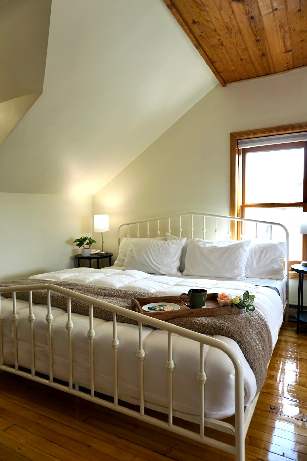 Luxury Skyline Suite Apartment-Uptown