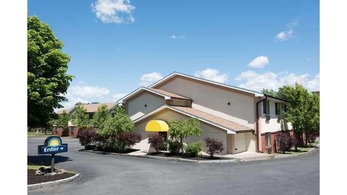 Days Inn by Wyndham Greenfield