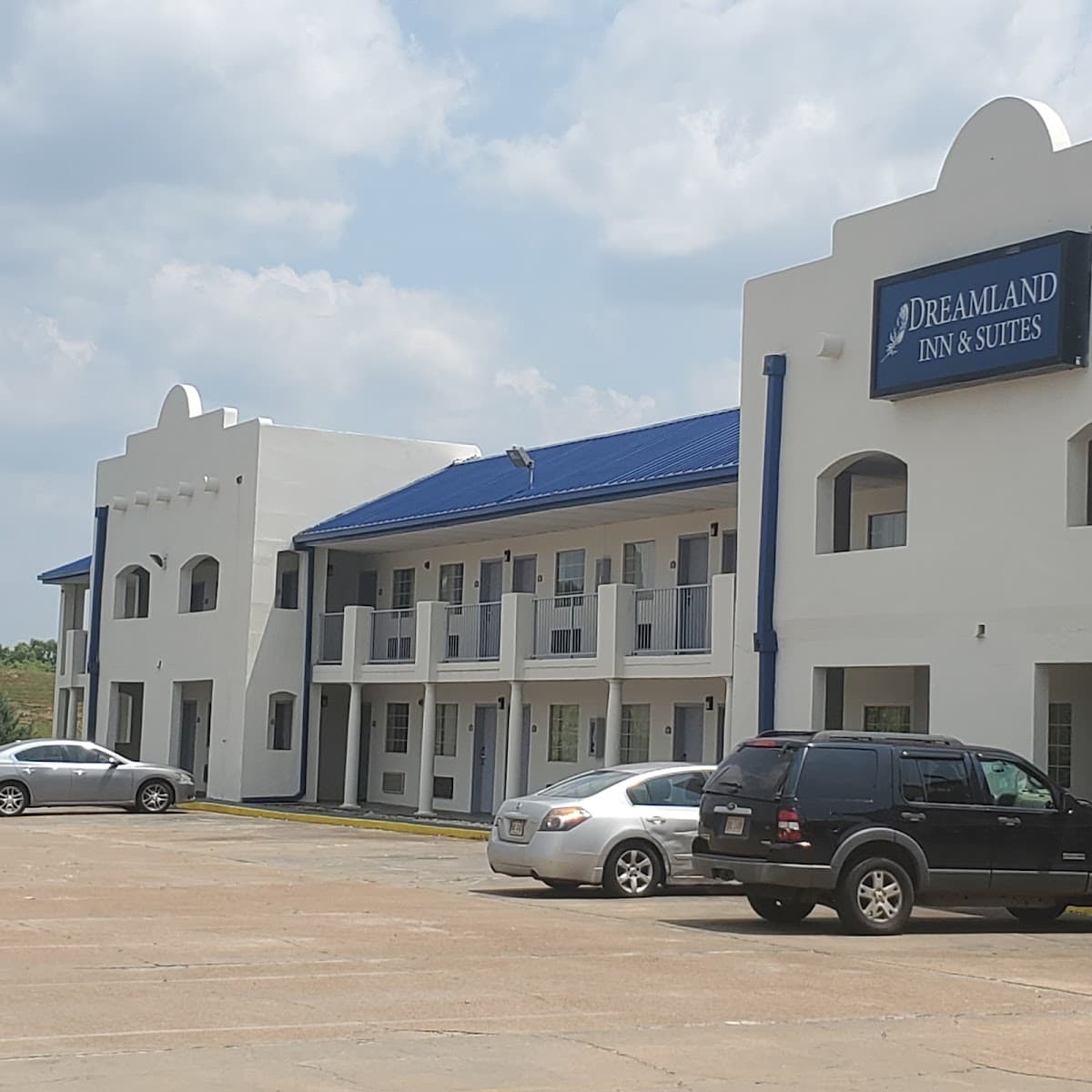 Dreamland Inn & Suites