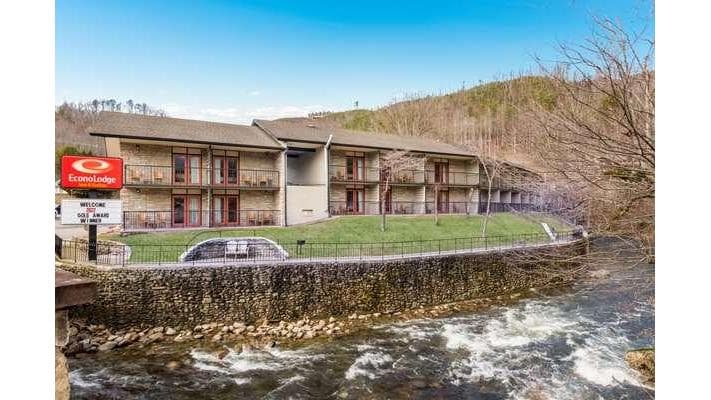 Econo Lodge Inn & Suites on the River