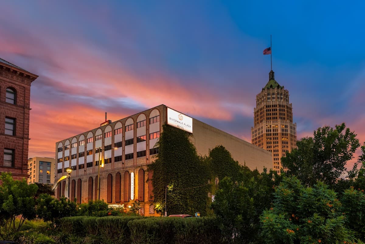 Riverwalk Plaza Hotel