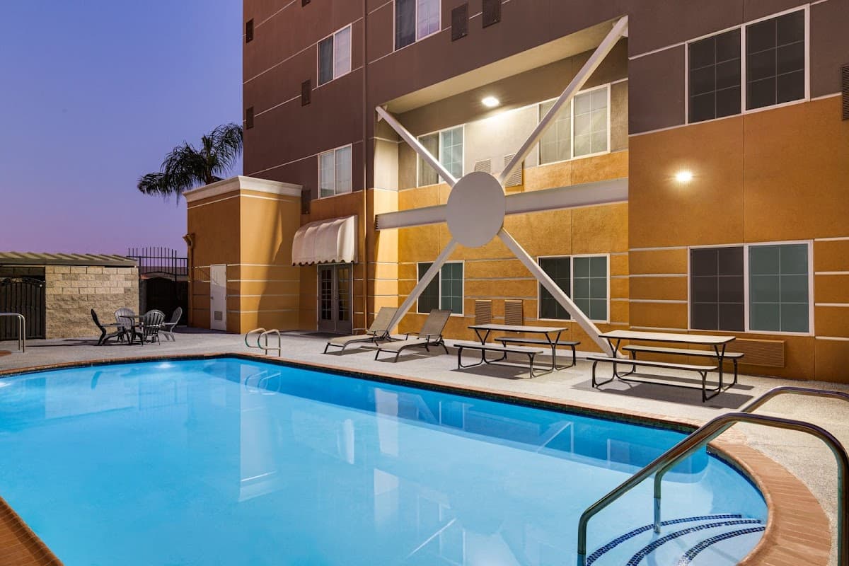 Holiday Inn Express & Suites Bakersfield Central by IHG