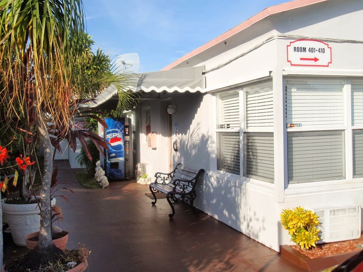 Richard's Motel Courtyard