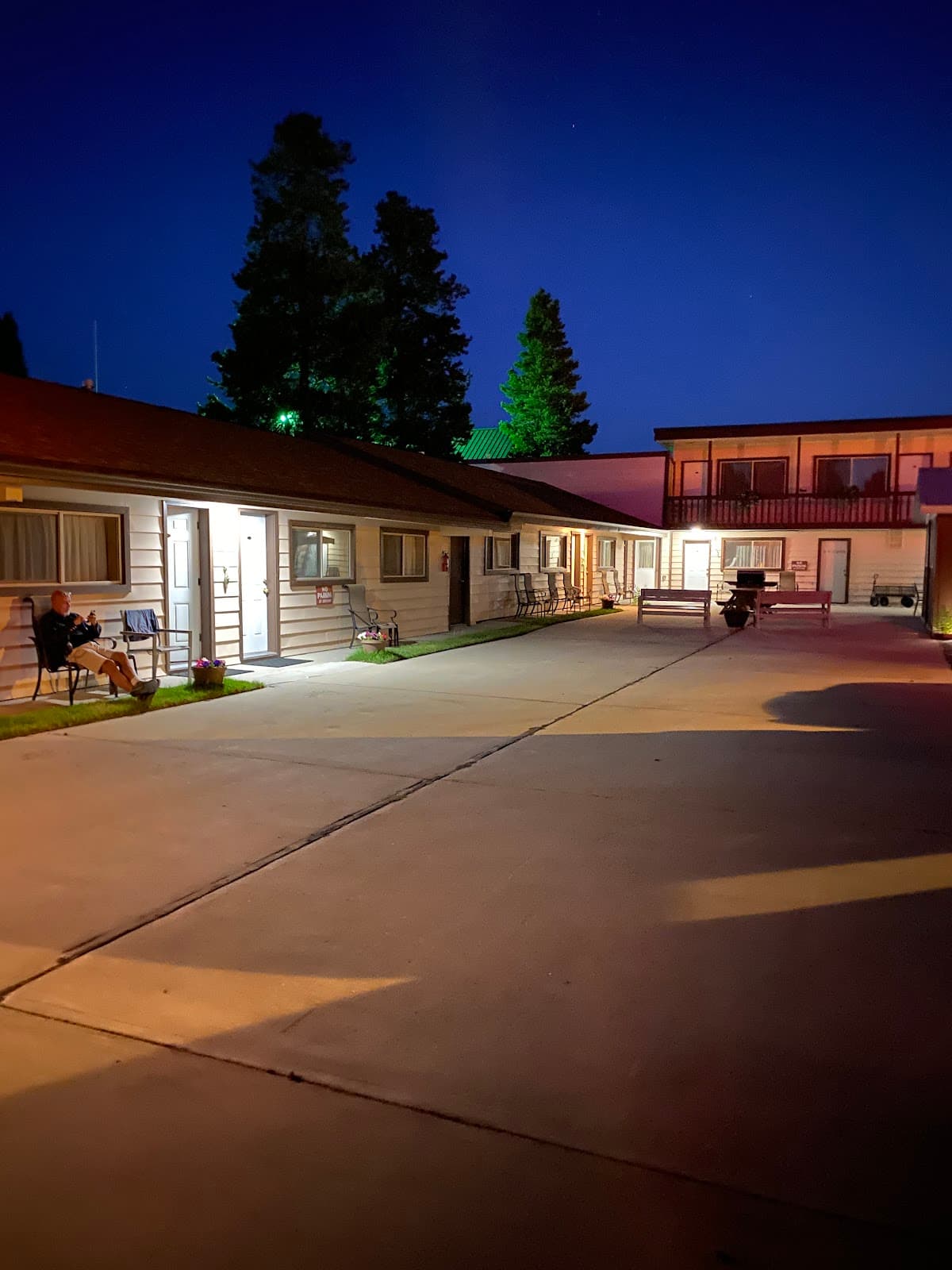 Lazy Duck Inn (Formerly Lazy G Hotel)