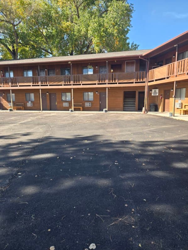 Broken Spur Motel