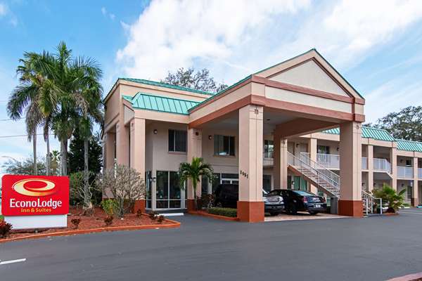 Econo Lodge Inn & Suites
