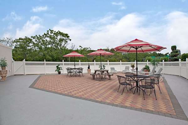 Days Hotel by Wyndham East Brunswick Conference Center