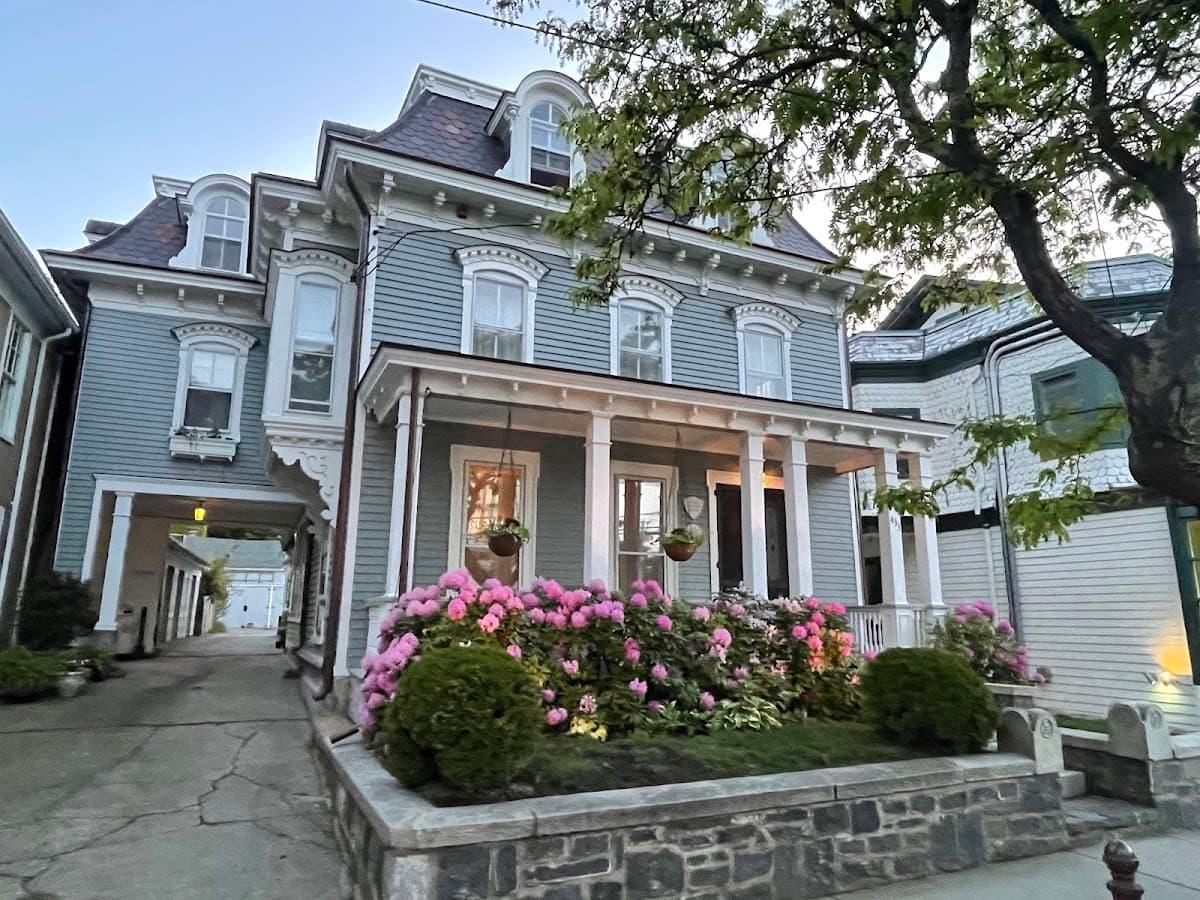 White Lions Inn Hotel