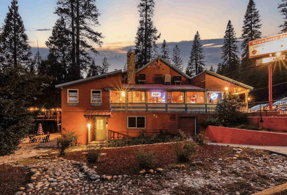 Strawberry Inn River Front Resort