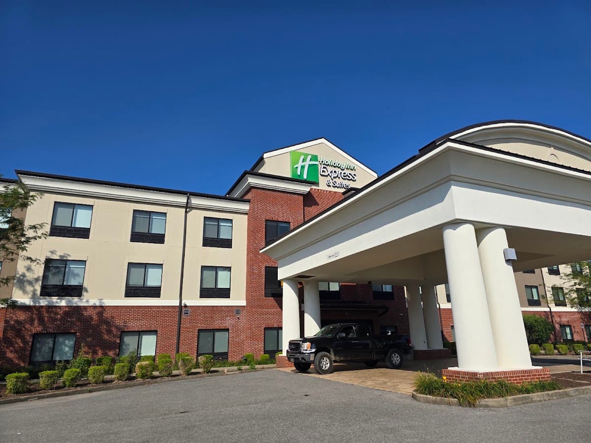 Holiday Inn Express & Suites Fairmont