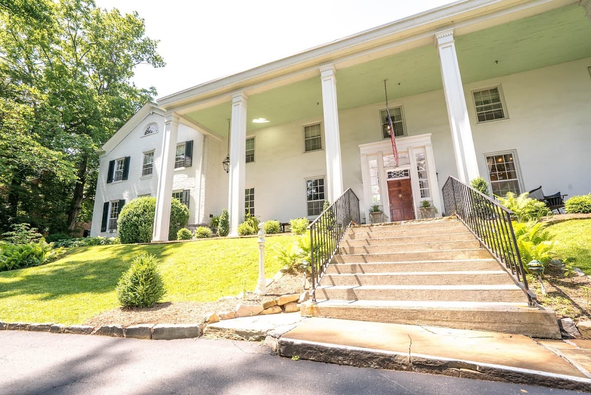 General Lewis Inn