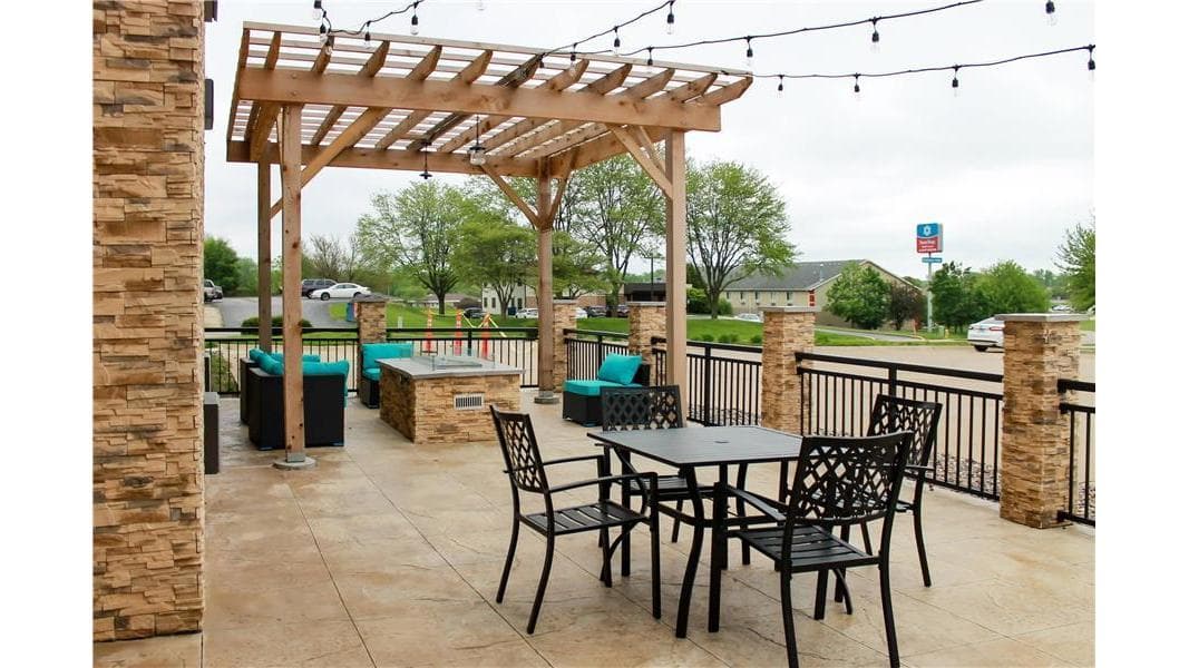 Clarion Pointe Bettendorf - Quad Cities
