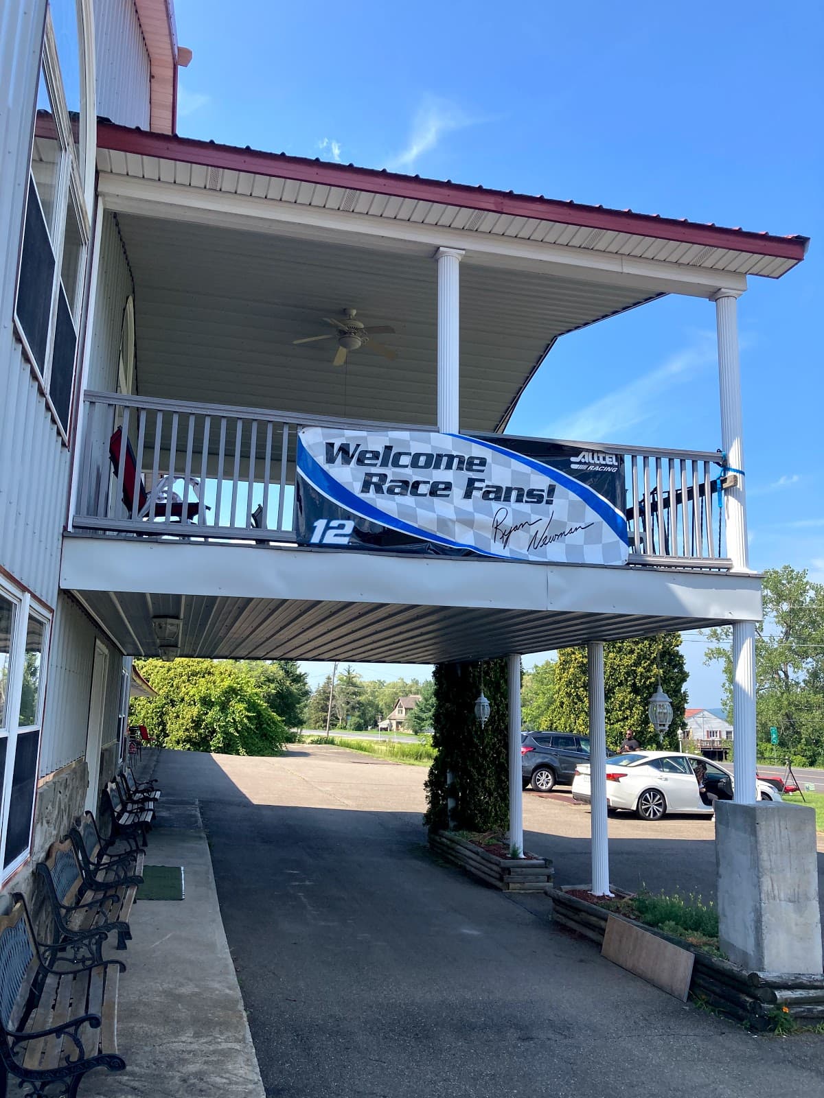Golden Knight Inn & Suites