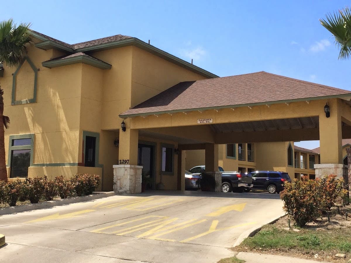 Country Hill Inn & Suites