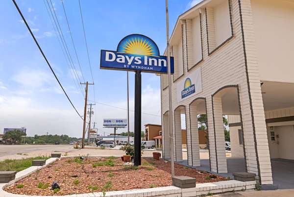 Days Inn by Wyndham Kenedy