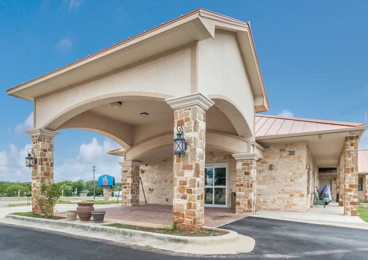 Motel 6 Floresville TX