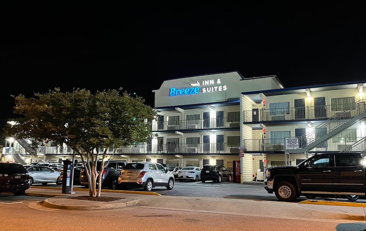 Breeze Inn & Suites