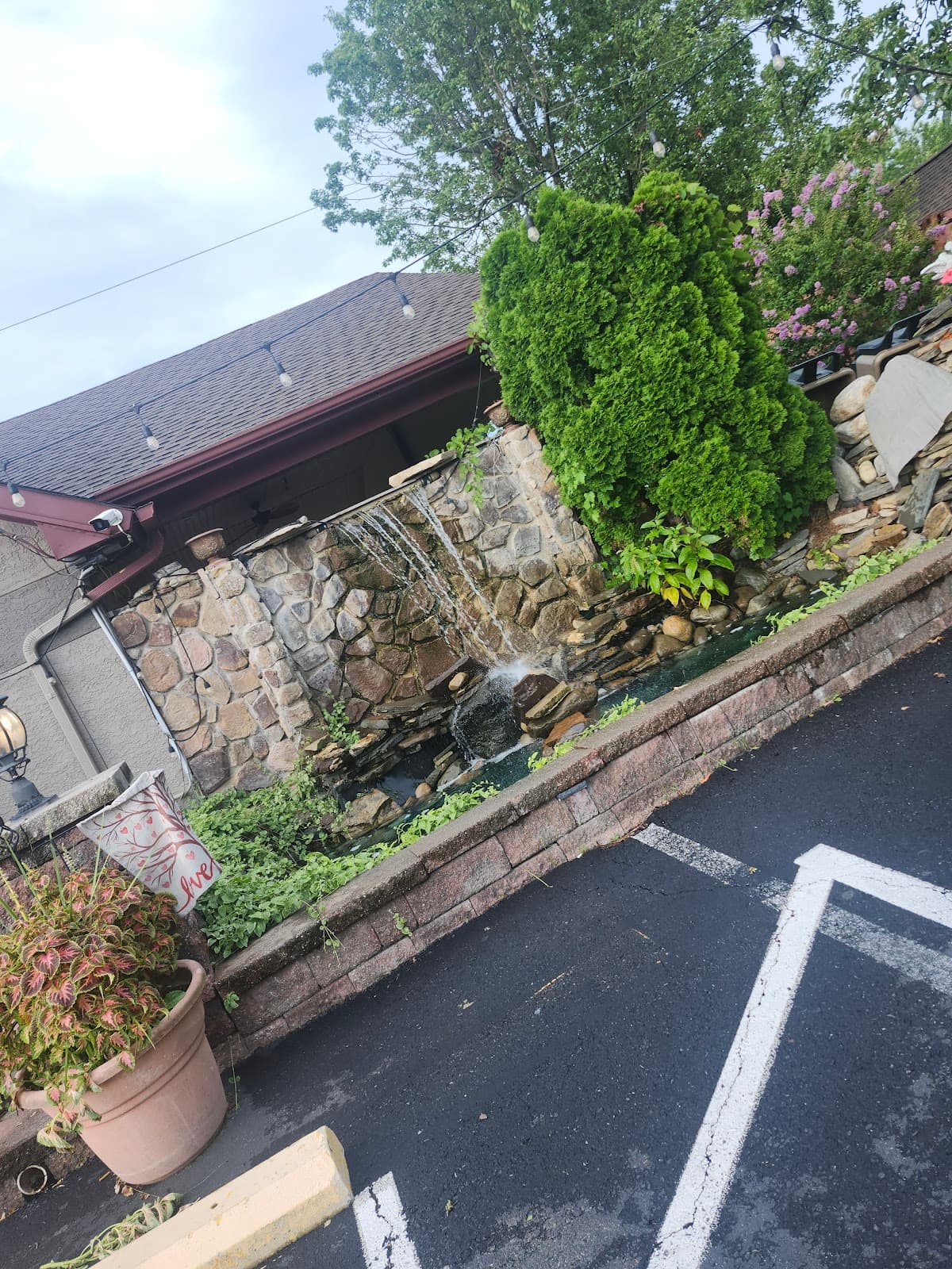 Inn of the Dove at Bensalem-Jacuzzi & Fireplace Suites