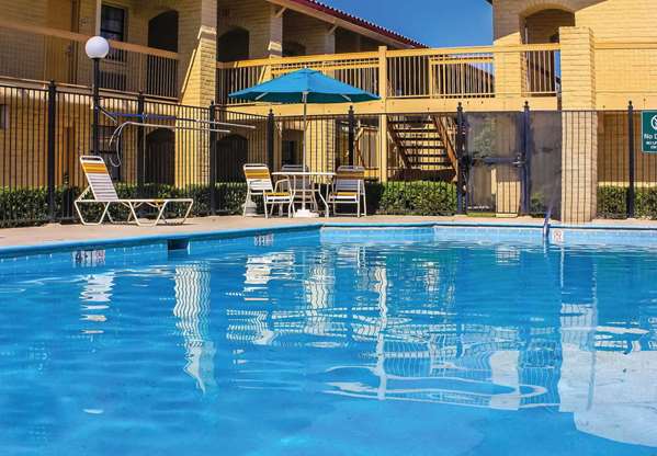 Days Inn by Wyndham Sulphur West