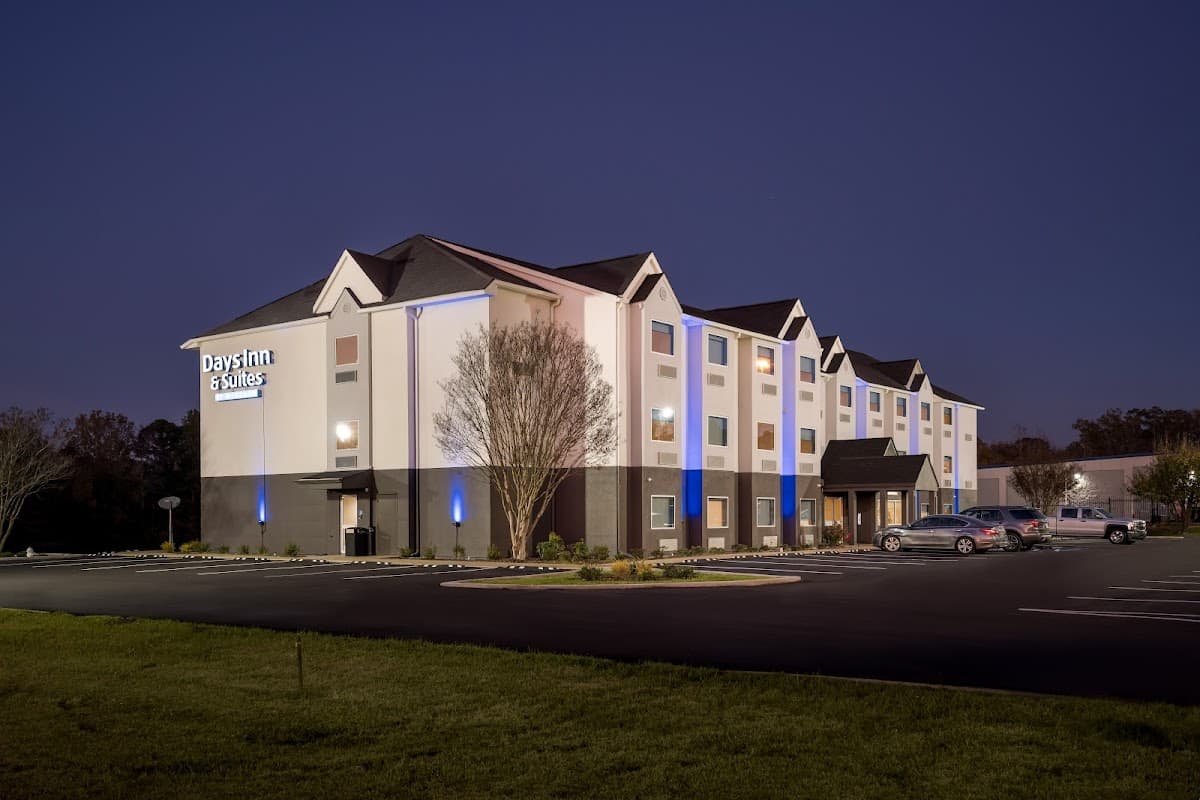 Days Inn & Suites by Wyndham Brandon
