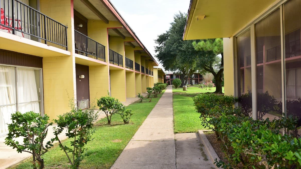 Red Carpet Inn & Suites