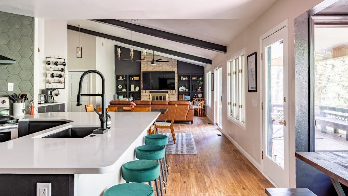 Mod Lodge - NW Arkansas Trailside Retreat