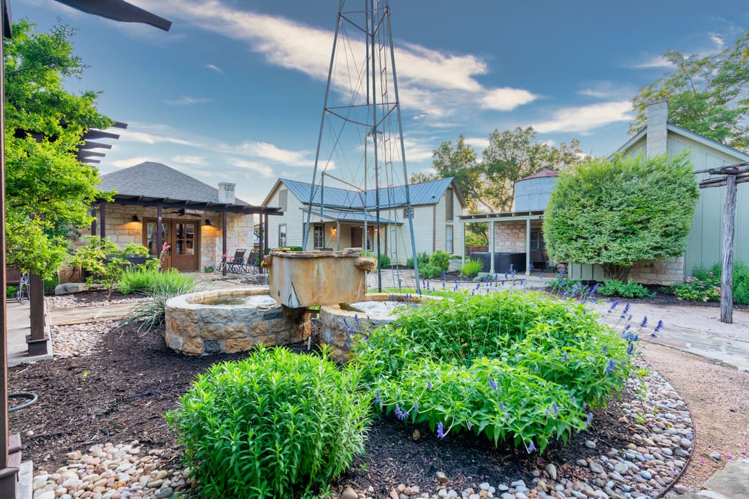 Stay Fredericksburg - Wine Country Cottages