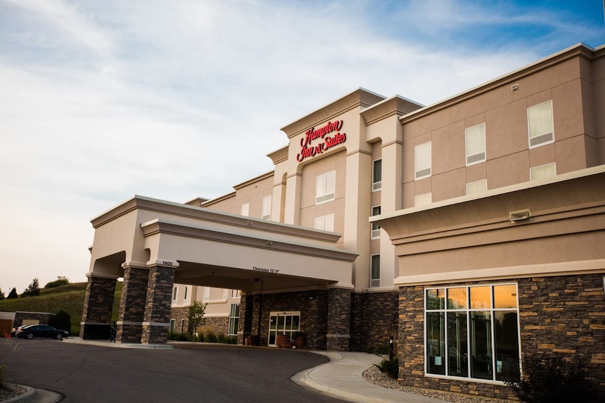 Hampton Inn & Suites Minot Airport