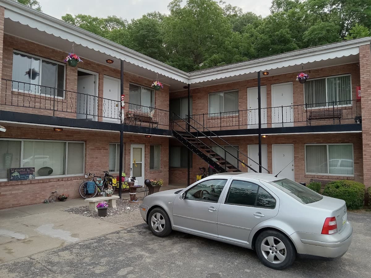 Swiss Inn Motel & Lounge