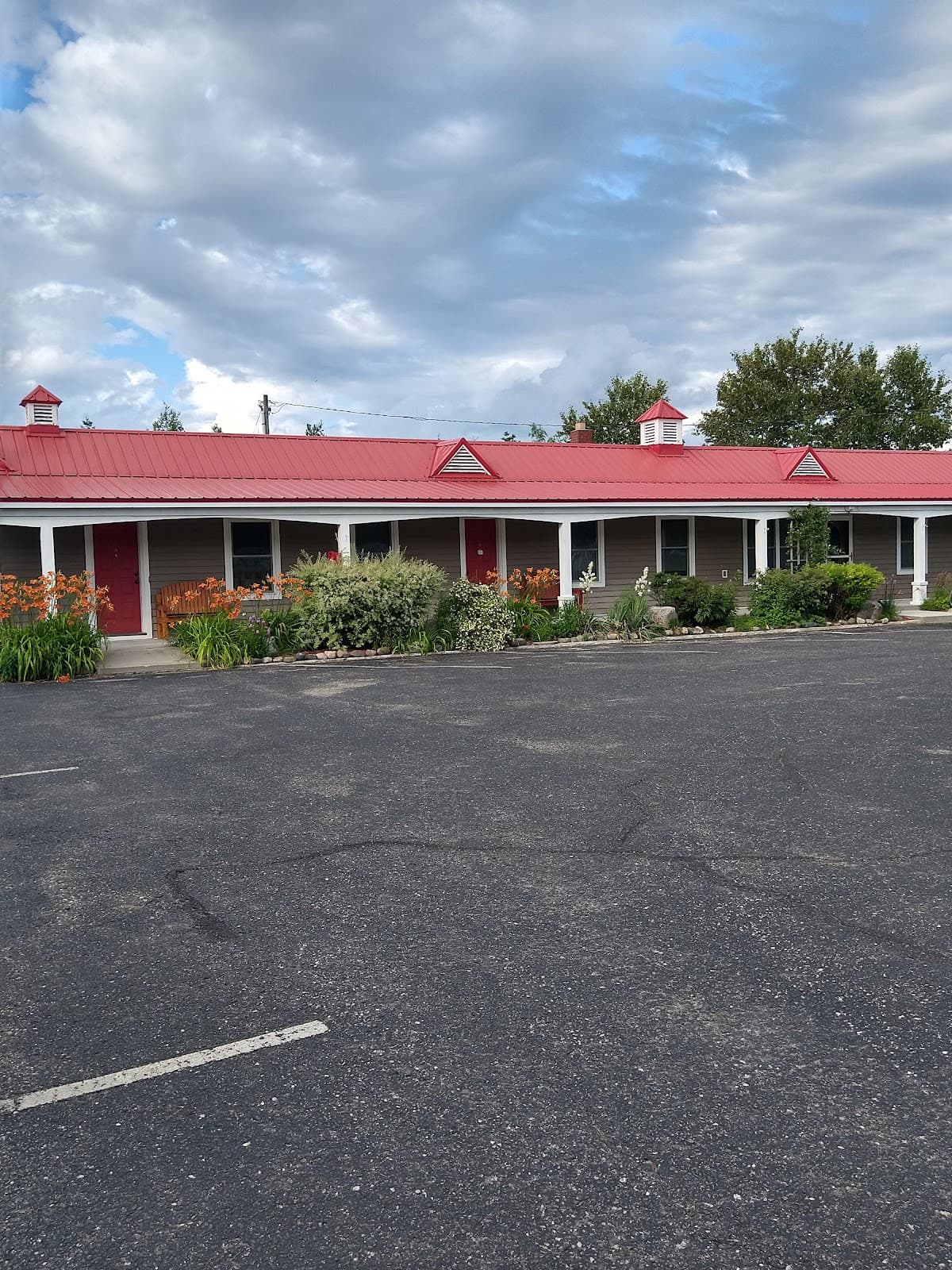 Mackinac Lake Trail Motel