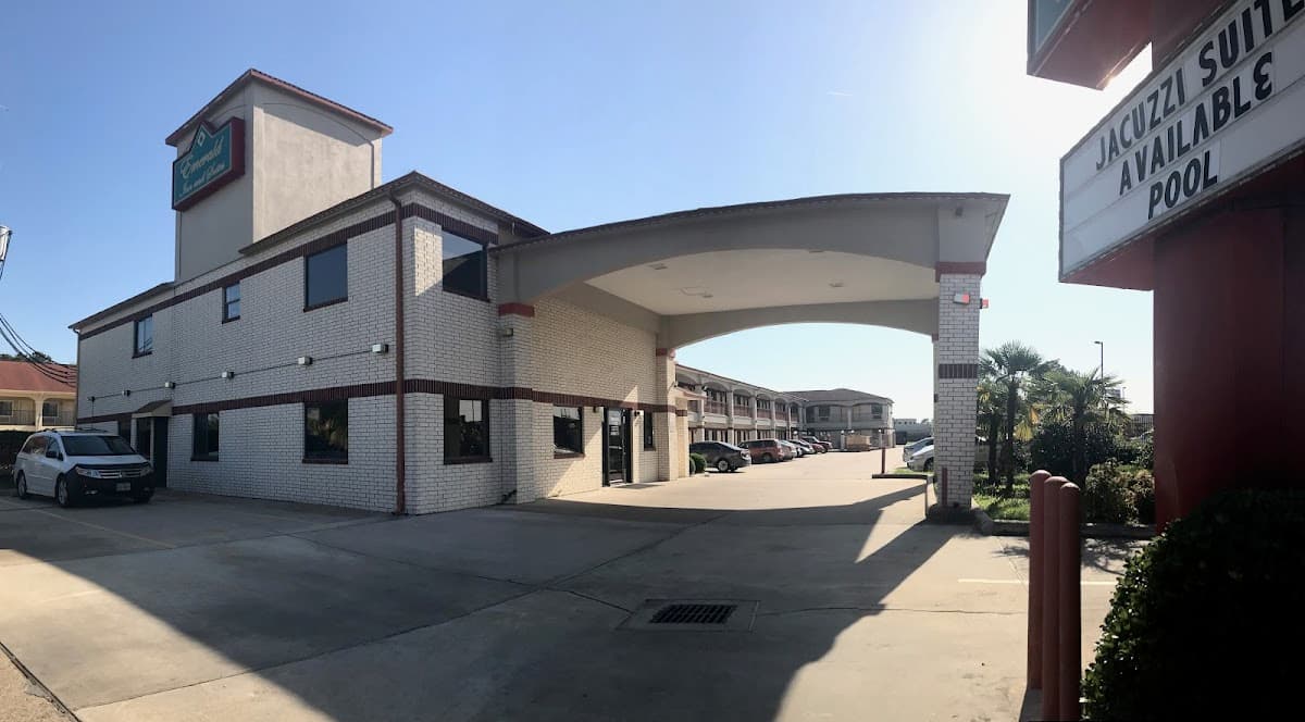 Emerald Inn & Suites