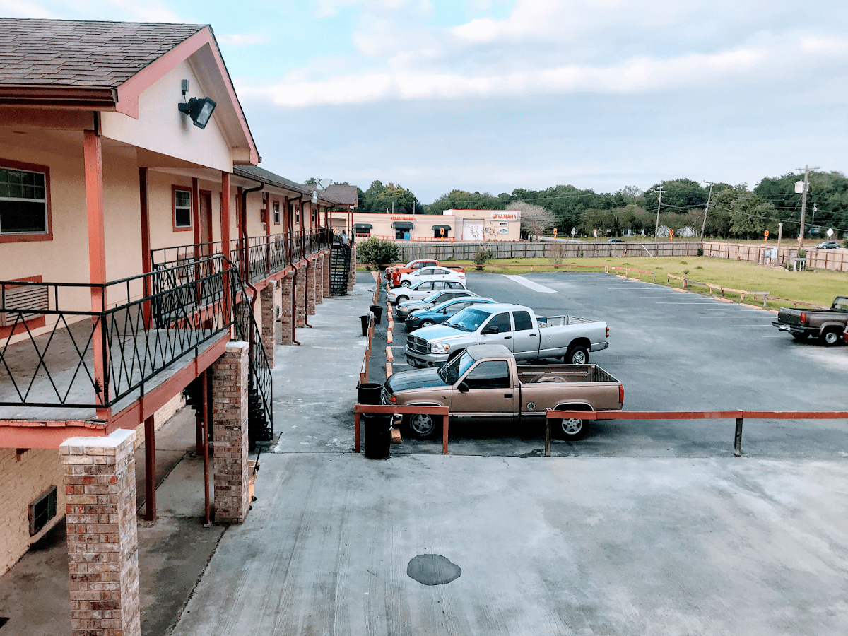 Highway Inn & Suite