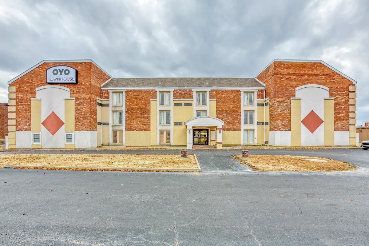 OYO Townhouse Tulsa Woodland Hills