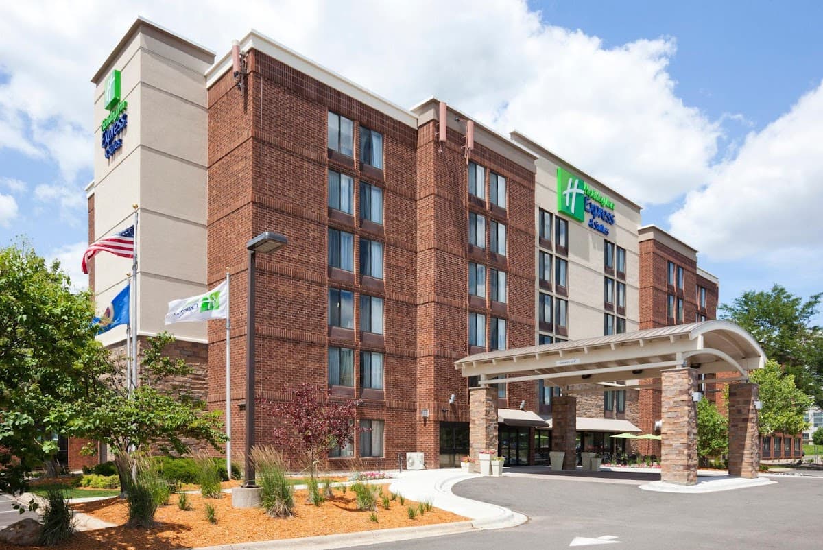 Holiday Inn Express & Suites Bloomington - Mpls Arpt Area W by IHG