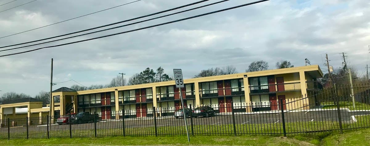 Super 6 Inn & Suites