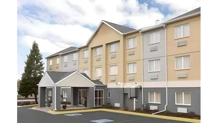 Dubuque Inn & Suites