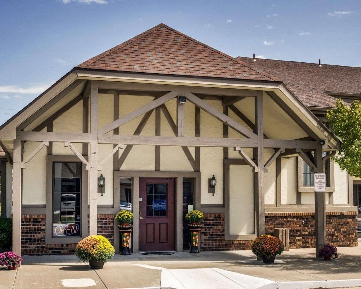 Econo Lodge University